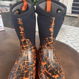 BOGS Waterproof graphic rain boots youth Size 5.Orange & Black